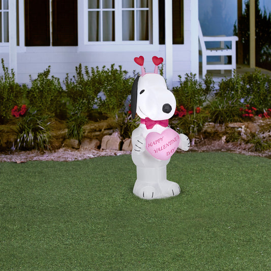 3.5-Ft Snoopy Valentine’s Day Inflatable lifestyle