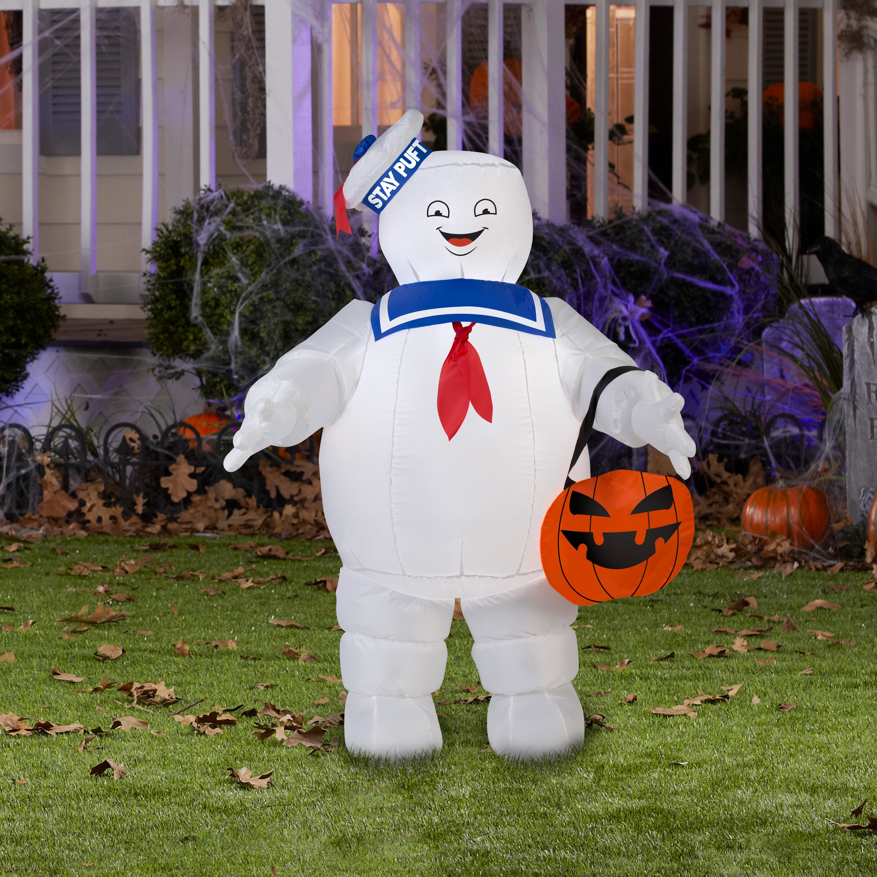 Ghostbusters Airblown Inflatable Stay Puft w/Pumpkin Tote Ghostbusters, 3.5 ft Tall, White